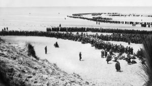 1940’ta Fransa’nın Dunkirk kıyılarında sıkışıp kalan yaklaşık kaç müttefik askeri tahliye edilmiştir?