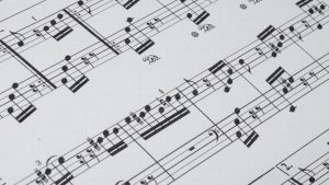 Bir orkestra eserinde bölümlerin bütününü içine alan nota defterine ne ad verilir?