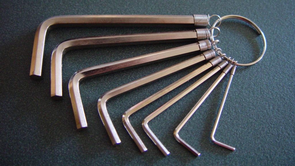 Cıvataları çıkarıp takmaya yarayan, altıgen kesitli L biçimli alete ne ad verilir?