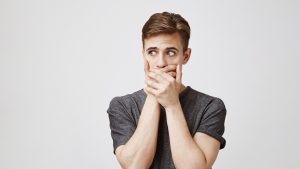 Dili tutulmuş, konuşamaz duruma gelmiş, dilsiz (eski)