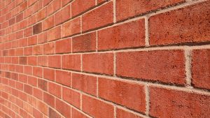 Duvar taşlarının veya tuğlalarının harçla doldurulup üzerinden mala çekilerek düzeltilen aralığına ne ad verilir?