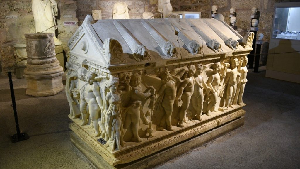 Duvarları taş veya tuğladan, üstü taş bir kapakla örtülü mezar