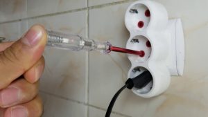 Elektrik kaçağı olup olmadığını kontrol etmek için kullanılan kontrol kaleminin ucu hangi maddeden yapılır?