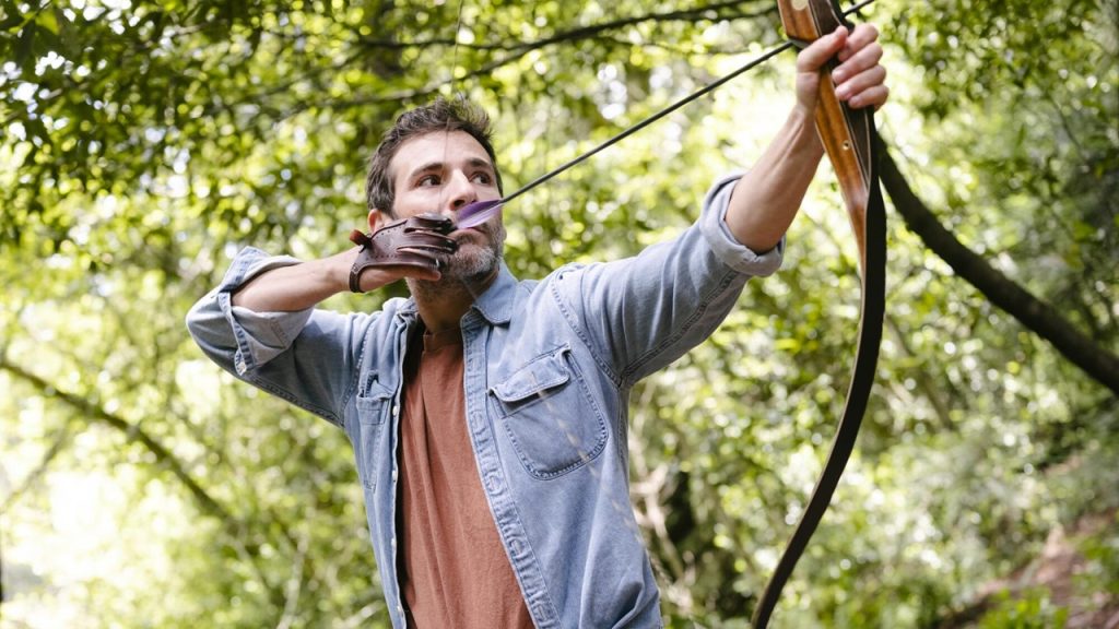 Esneklik potansiyel enerjisinin kullanıldığı insan yapımı ilk aletlerden biri hangisidir?