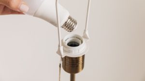 Evimizde duy değiştirmek zorunda kaldığımızda hangi aracın yerleştirildiği yer bozulmuştur?