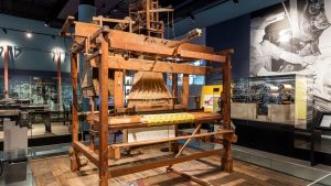 Her çözgü ipliğin başlı başına hareket ettiği mekanik dokuma tezgahına ne ad verilir?