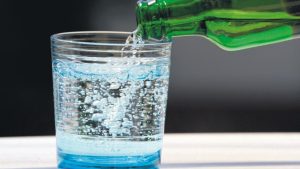 İçinde erimiş mineraller bulunan ve bazı hastalıkların tedavisinde kullanılan kaynak suyuna ne ad verilir?