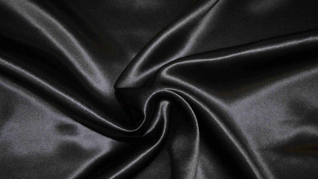 İnce ipekten sık dokunmuş düz renkli, sert ve parlak, altın veya gümüş tellerle işlenmiş kumaş cinsi nedir?