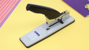 Kağıtları bir arada tutmak amacı ile metalden bir tel ile tutturan araca ne ad verilir?