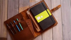 Kelime anlamı köstebek derisi olan ve yaklaşık 200 yıllık geçmişi olan defter türünün adı nedir?