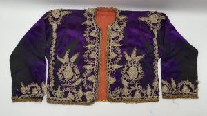 Kolları yırtmaçlı ve uzun, harçla işlenmiş bir tür kısa, yakasız üst giysisi hangisidir?