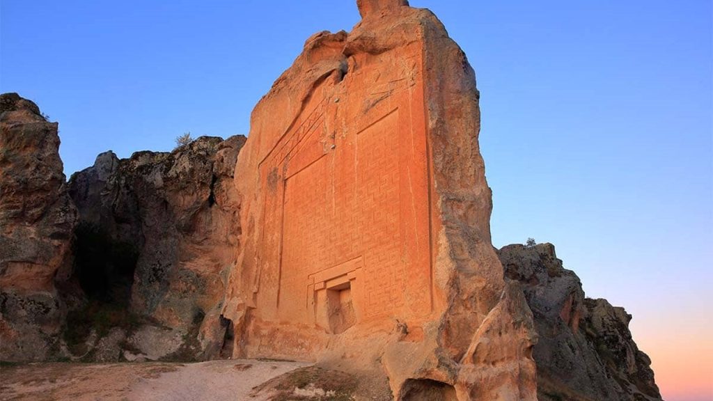 Kulaklarının uzunluğuyla efsanelere konu olmuş Frig kralı kimdir?
