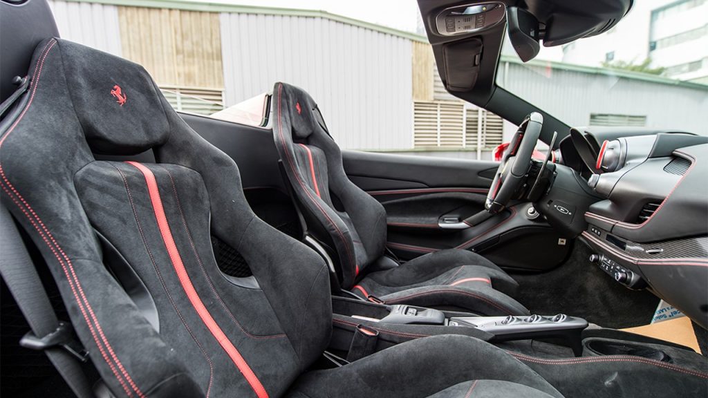 Özellikle lüks otomobillerde kullanılan mikrofiber haldeki suni deri ürününe ne denir?