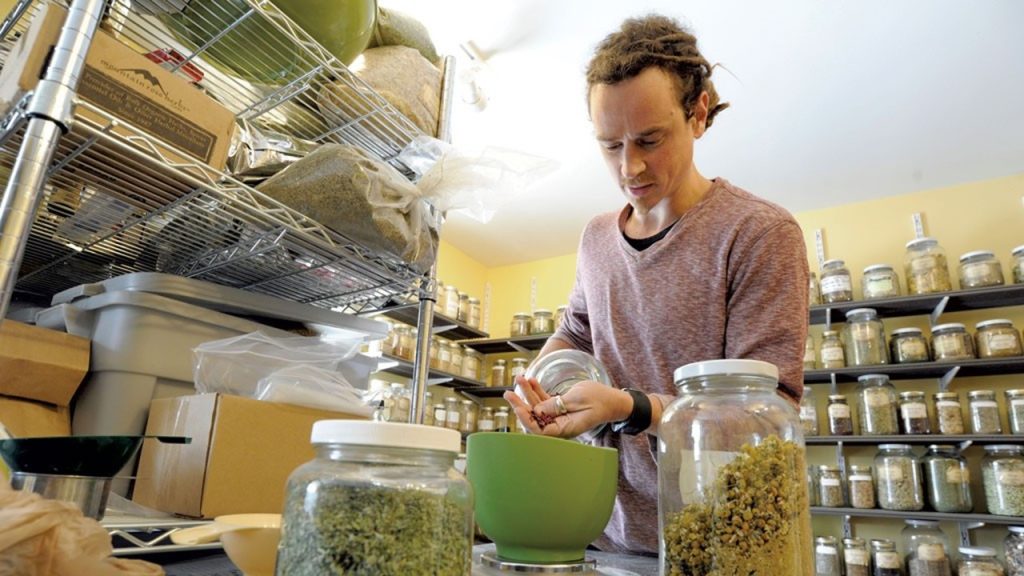 Şifalı bitkiler ve baharatlar satan dükkanlara verilen isim nedir?