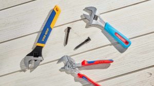 Somunları gevşetmeye veya sıkıştırmaya yarayan kıskaç şeklindeki anahtar hangi ülke adıyla anılır?