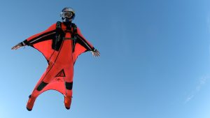 Sürtünmesiz bir ortamda, belirli bir yükseklikten serbest bırakılan bir cisim yere düşene kadar hangi enerji dönüşümü gerçekleşir?