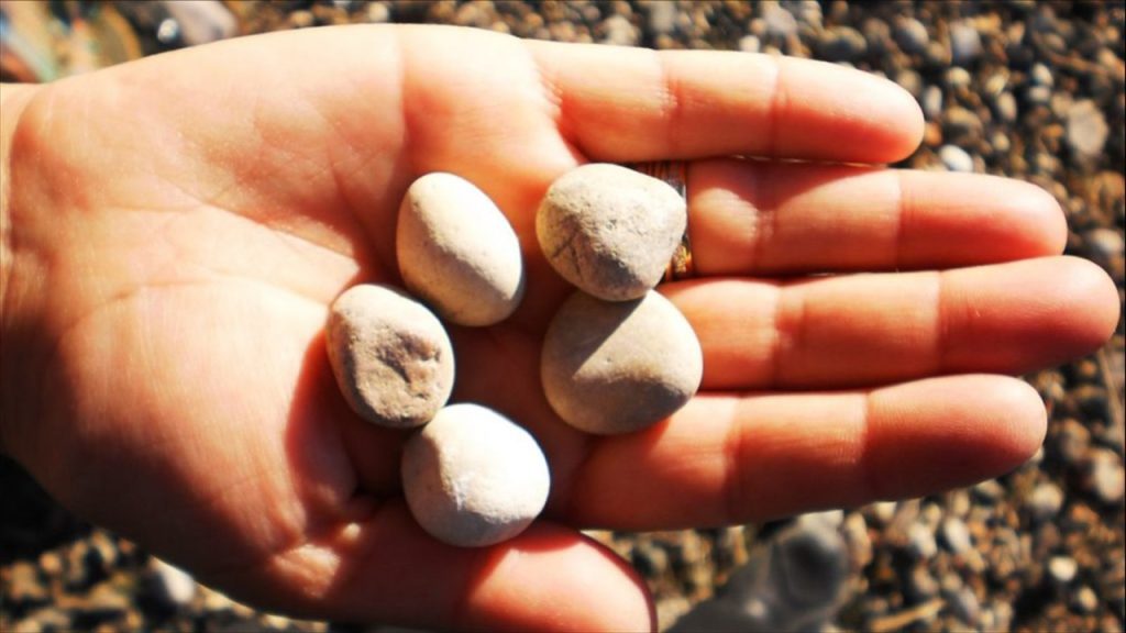 Taşların havaya beş defa atılıp manevra yapılması ile oynanan oyunun adı nedir?