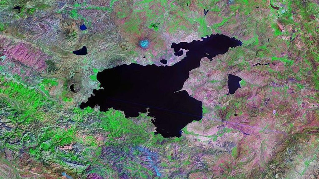 Van Gölü’nün kıyı uzunluğu yaklaşık olarak kaç kilometredir?