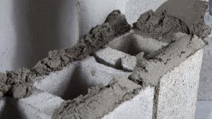 Yapılarda tuğla veya taşların örgüsünü sağlamlaştırmak, duvarları sıvamak için kullanılan karışıma ne ad verilir?