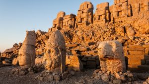 Açık havadan etkilenmeyecek etnografik eserlerin, evlerin, işlik vb. sivil yapıların sergilendiği bir bölgede kurulan üstü açık müze