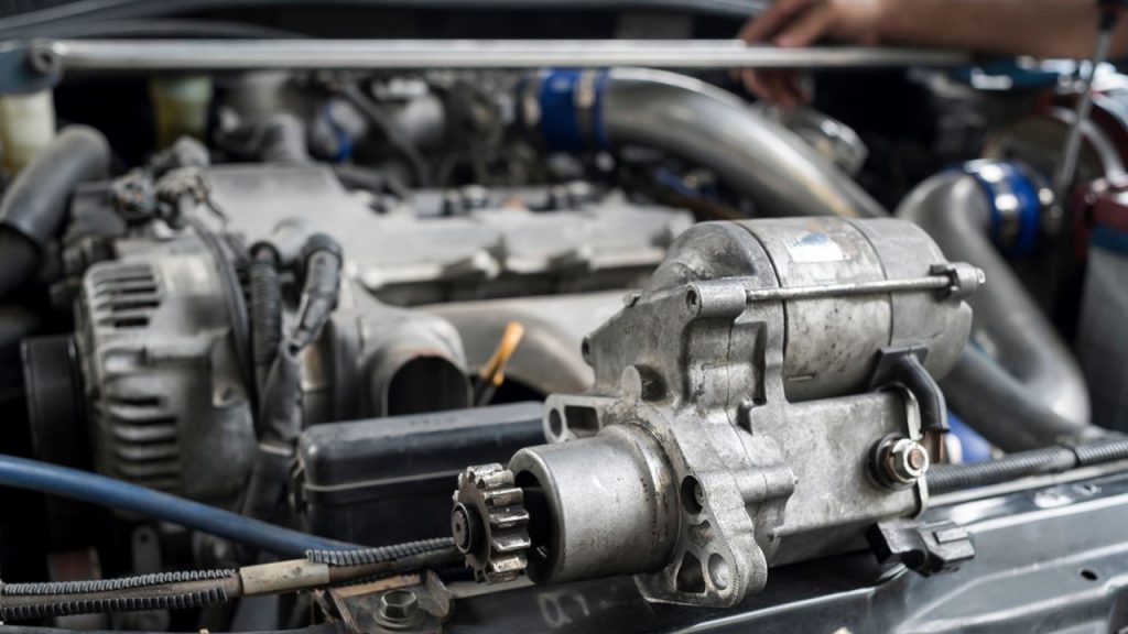 Aküden aldığı enerji ile ilk çalışmayı sağlayan küçük motor hangisidir?