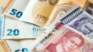 Aşağıdaki AB ülkelerinden hangisi avro yerine kendi para birimini kullanmaktadır?
