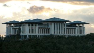 Bir caminin çevresinde cami ile birlikte kurulmuş medrese, imaret, sebil, kitaplık, hastane vb. yapıların bütününe ne ad verilir?