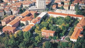 Bir üniversitenin genellikle kent dışında her türlü yapı ve etkinlik alanlarıyla toplu bir biçimde bulunduğu yere ne ad verilir?