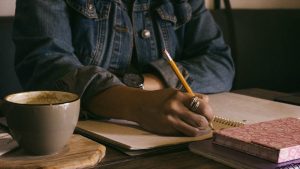 Bireyin şahit olduğu, hayatında iz bırakan şeyleri edebi bir biçimde yazıya döktüğü esere ne denir?