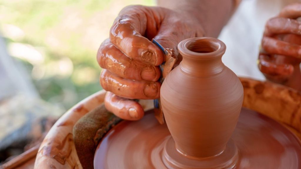 Çömlekçi suyu saksıdan içer anlamı