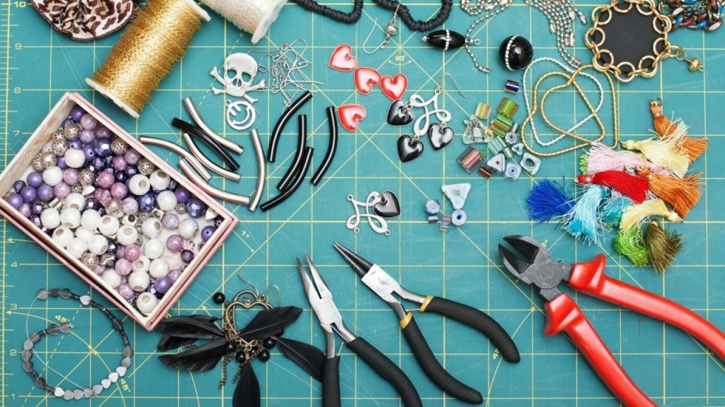 Değerli metal ve taşlardan yapılan süs eşyasına ne ad verilir?