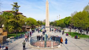 Dikilitaş ve Yılanlı Sütun’a ev sahipliği yapan İstanbul meydanı hangisidir?