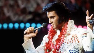 Doğuştan sarışın olan fakat saçlarını sürekli siyaha boyatan, 1950’li yılların ünlü şarkıcısı ve aktörü kimdir?