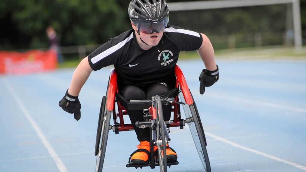 Doğuştan veya sonradan herhangi bir nedenle bedensel, zihinsel, ruhsal, duyusal veya sosyal yeteneklerini çeşitli derecelerde kaybetmiş, toplumsal yaşama uyum sağlama ve günlük gereksinimlerini karşılama güçlükleri çeken (kimse)