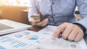 Erine göre bağla başını, tencerene göre kaynat aşını anlamı