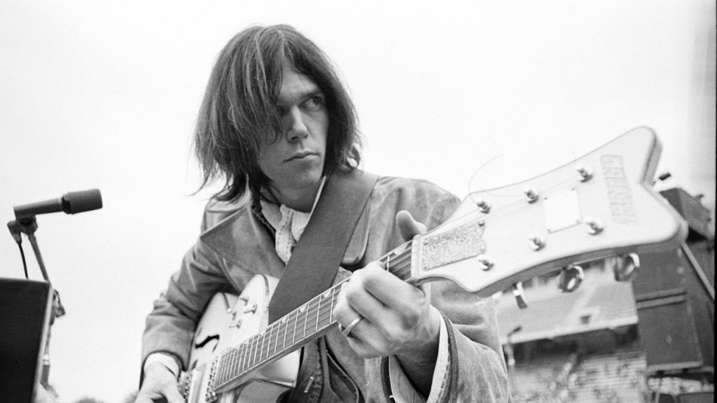 Folk-rock türünde eserler veren, Cortez the Killer’ın bestecisi Kanadalı müzisyen kimdir?