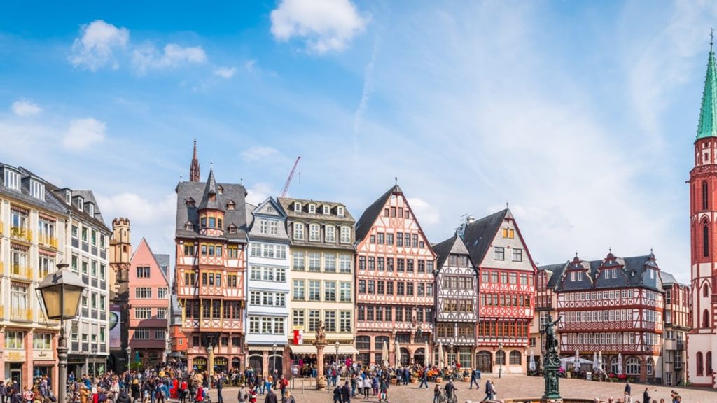 Frankfurt’taki bir meydana hangi şehrimizin ismi verilmiştir?