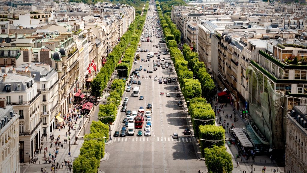 Fransa’nın başkenti Paris’te bulunan yaklaşık 2 km uzunluğundaki bulvar hangisidir?
