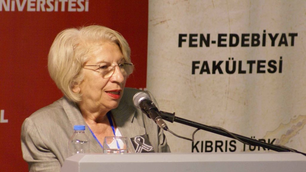 Halkbilimi, Milli kültür denilen pek çok unsurdan oluşan birikimin, tarihi gelişim içinde bir milletin çeşitli grupları tarafından farklı ölçülerde yaşanılan verilerinin varyantlarına ve bu verileri inceleyen ilme verilen isimdir diye tanımlayan kişi kimdir?