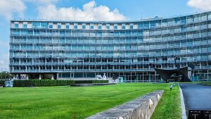 Halkbilimi, yerel ve ulusal kültürlerin varlığını ve çeşitliliğini koruma görevini üstlenen ve Gayrimaddi Kültürel Koruma Sözleşmesini hazırlayan uluslararası kuruluş aşağıdakilerden hangisidir?