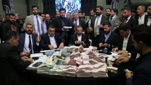 Hangisi düğünlerimizde damada takılan takılardan değildir?