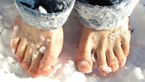 İnsan ayaktan, at tırnaktan kapar anlamı