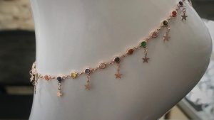 Kadınların ayak bileklerine taktıkları halka şeklindeki takıya ne denir?