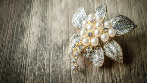 Kadınların takındıkları süs iğnesinin doğru yazımı hangisidir?