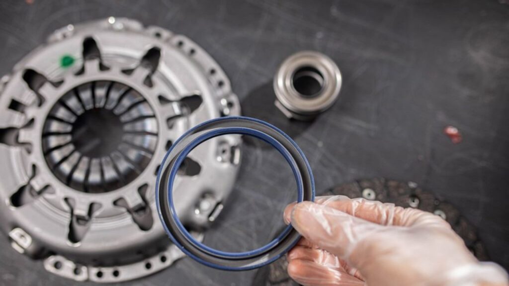 Motordaki yağın sızmasını engelleyen, yapısında kauçuk da bulunduran parça hangisidir?