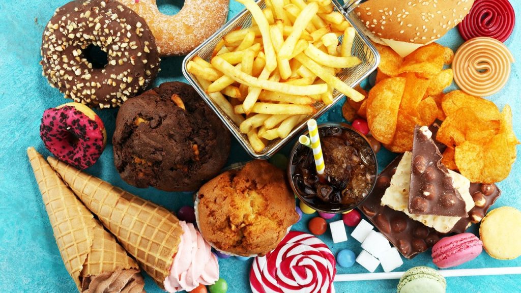 Özellikle aşırı kilolu insanların mutlaka uzak durması söylendiği yiyeceklerin genel adı nedir?