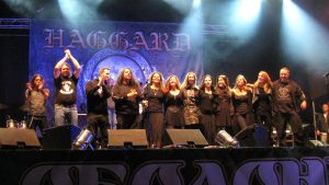 Senfonik metal yapan ve kalabalık bir orkestraya sahip grup hangisidir?