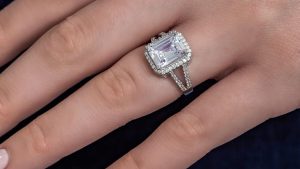 Tıraşlanmış, dikdörtgen biçiminde değerli taşa ne ad verilir?