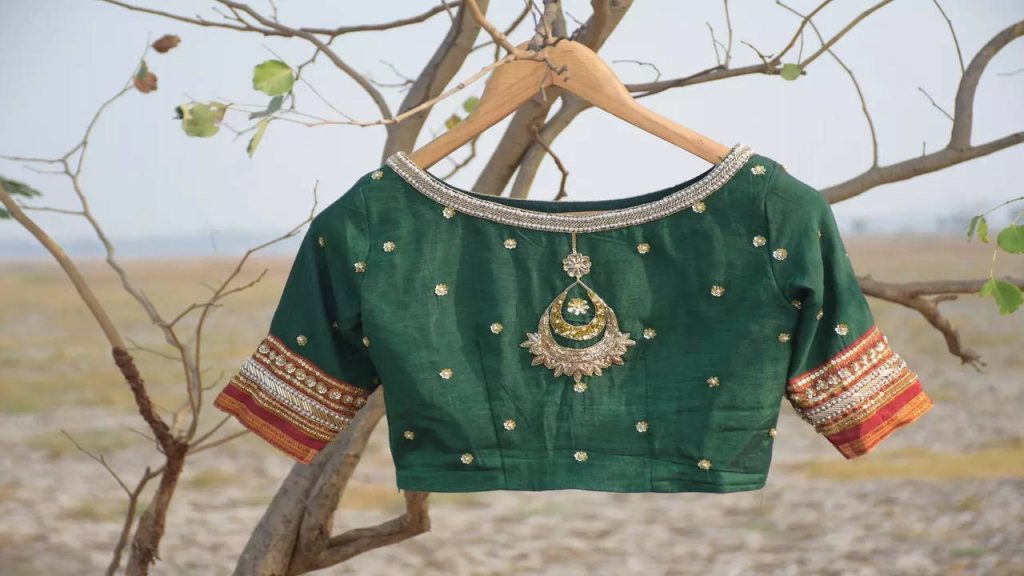 Türkçe yazılışı çokça karıştırılan bluz kelimesinin orijinali hangisidir?