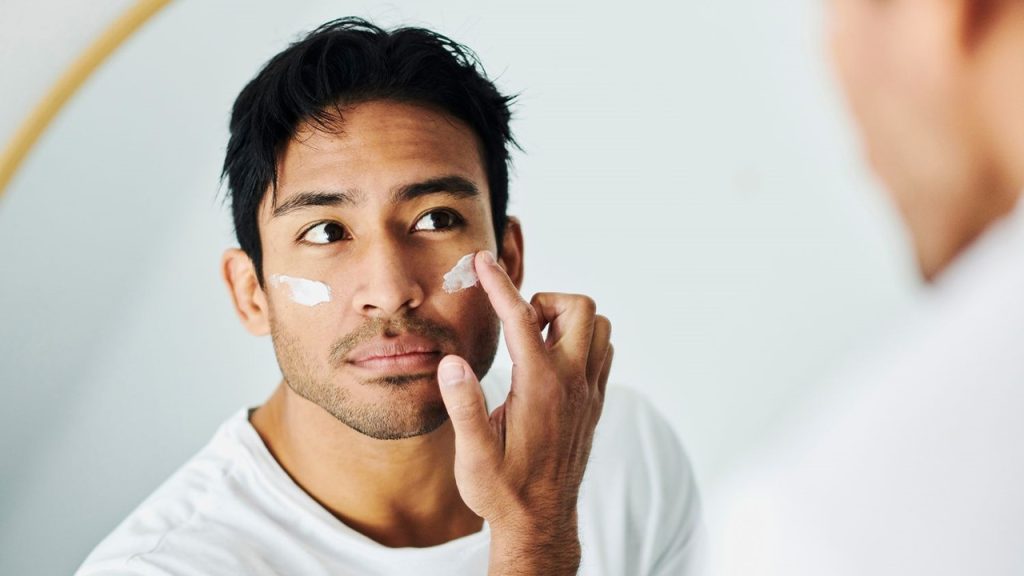 UV-A ve UV-B ışınlarına karşı etkili koruma sağlaması için güneş kremi güneşe çıkmadan kaç dakika önce sürülmelidir?